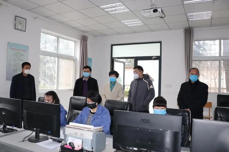 市,人大常委會(huì),副主任,、,總工會(huì),主席,2月, . 市人大常委會(huì)副主任、總工會(huì)主席韓迎春到公司調(diào)研慰問(wèn)